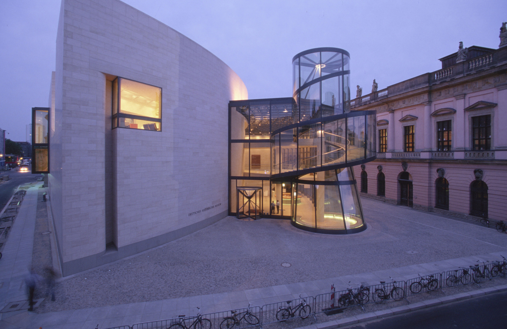 musuem)(德国,2003)的加建部分,他利用暴露在外的玻璃旋转楼梯以吸人